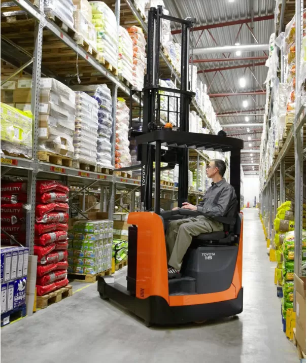 Những Lợi Ích Mang Lại Của Một Chiếc Xe Nâng Điện Ngồi Lái Là Gì?