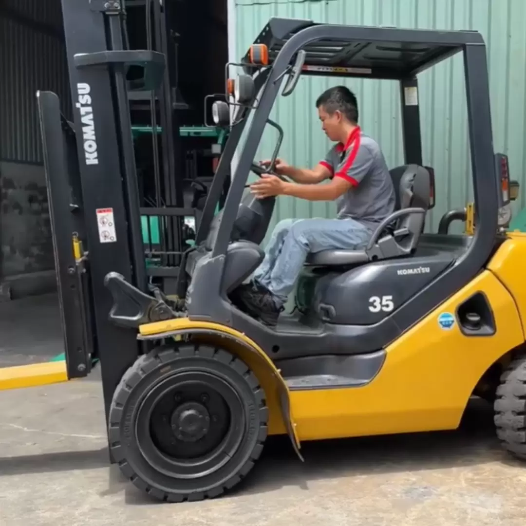 xe-nang-dau-komatsu-3-5-tan-cao-6m-da-qua-su-dung-7-gee-vietnam