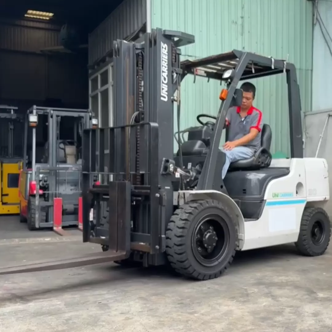 xe-nang-dau-nissan-3-tan-cao-4-3m-da-qua-su-dung-7-gee-vietnam